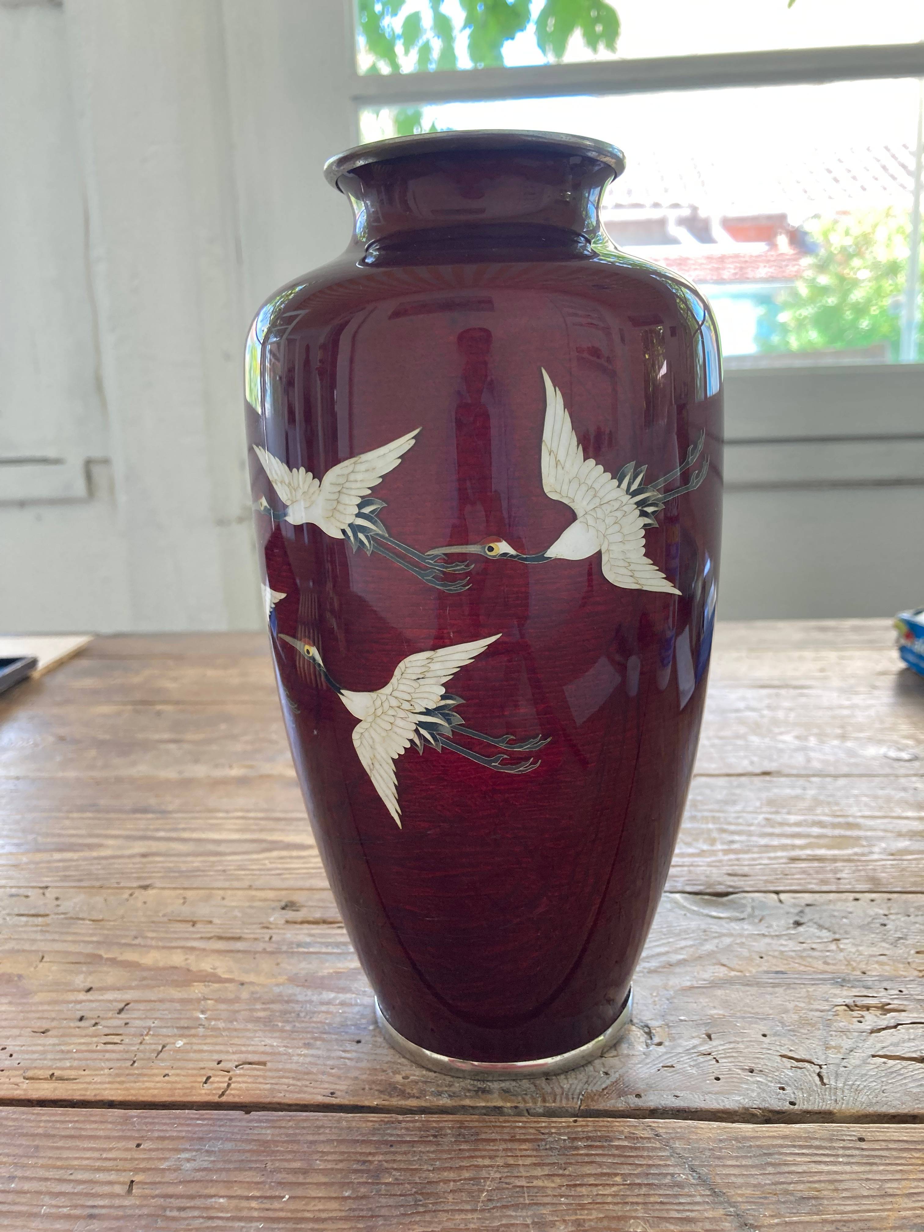 Vase en émail sang de pigeon rouge cloisonné avec grues blanches