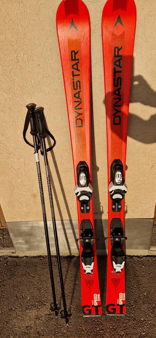 Vends skis enfants - taille 130 cm - marque Dynastar + bâtons