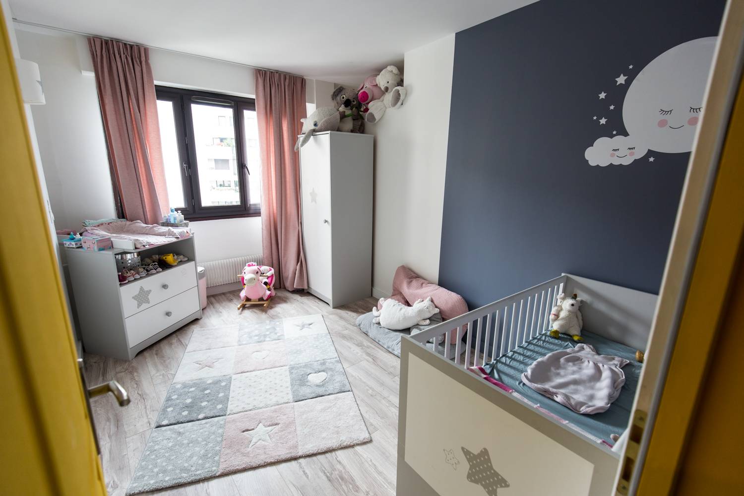 Ensemble lit à barreaux, commode, table à langer armoire pour chambre