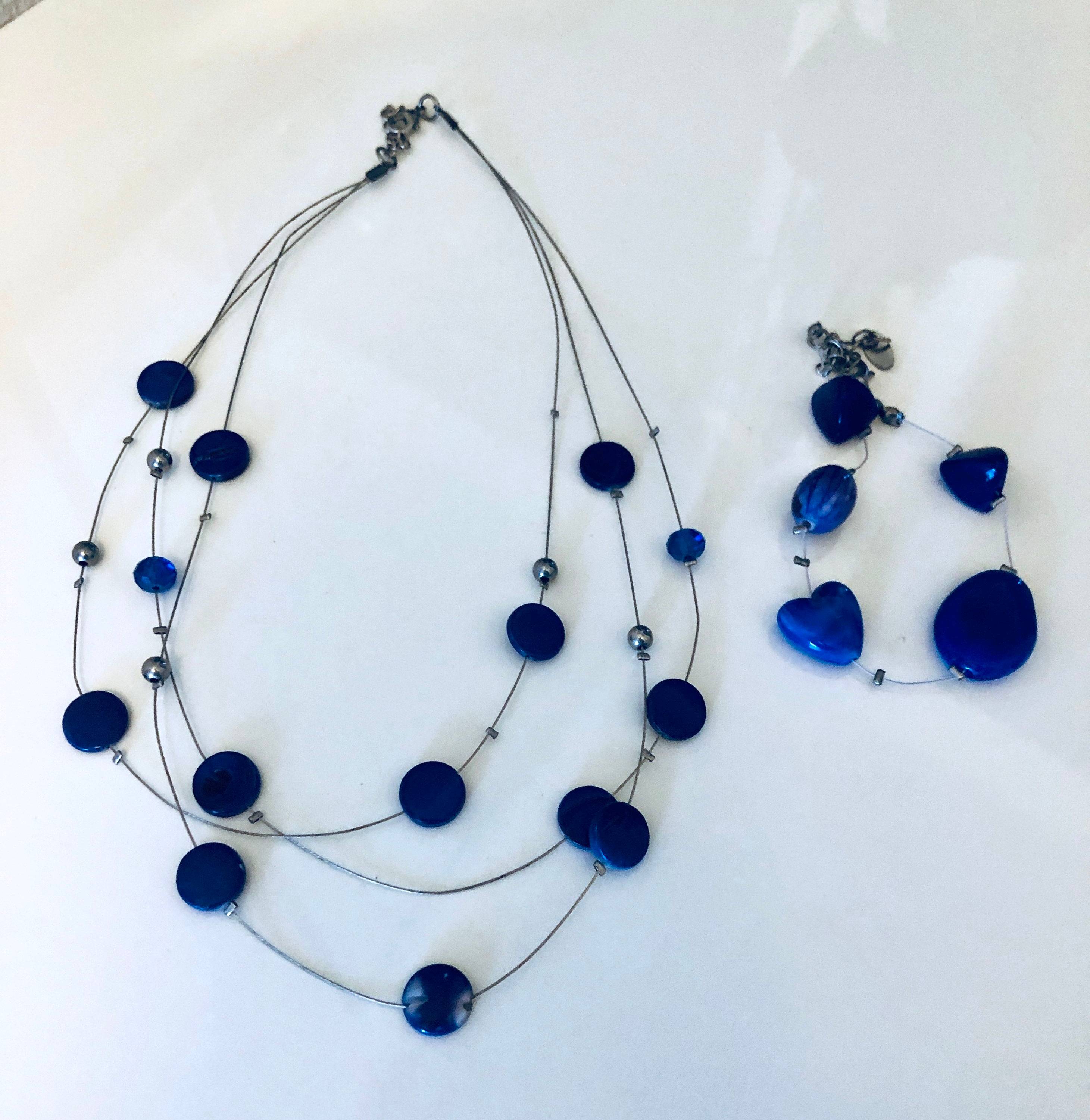 Ensemble collier et bracelet perles bleues de différents tons