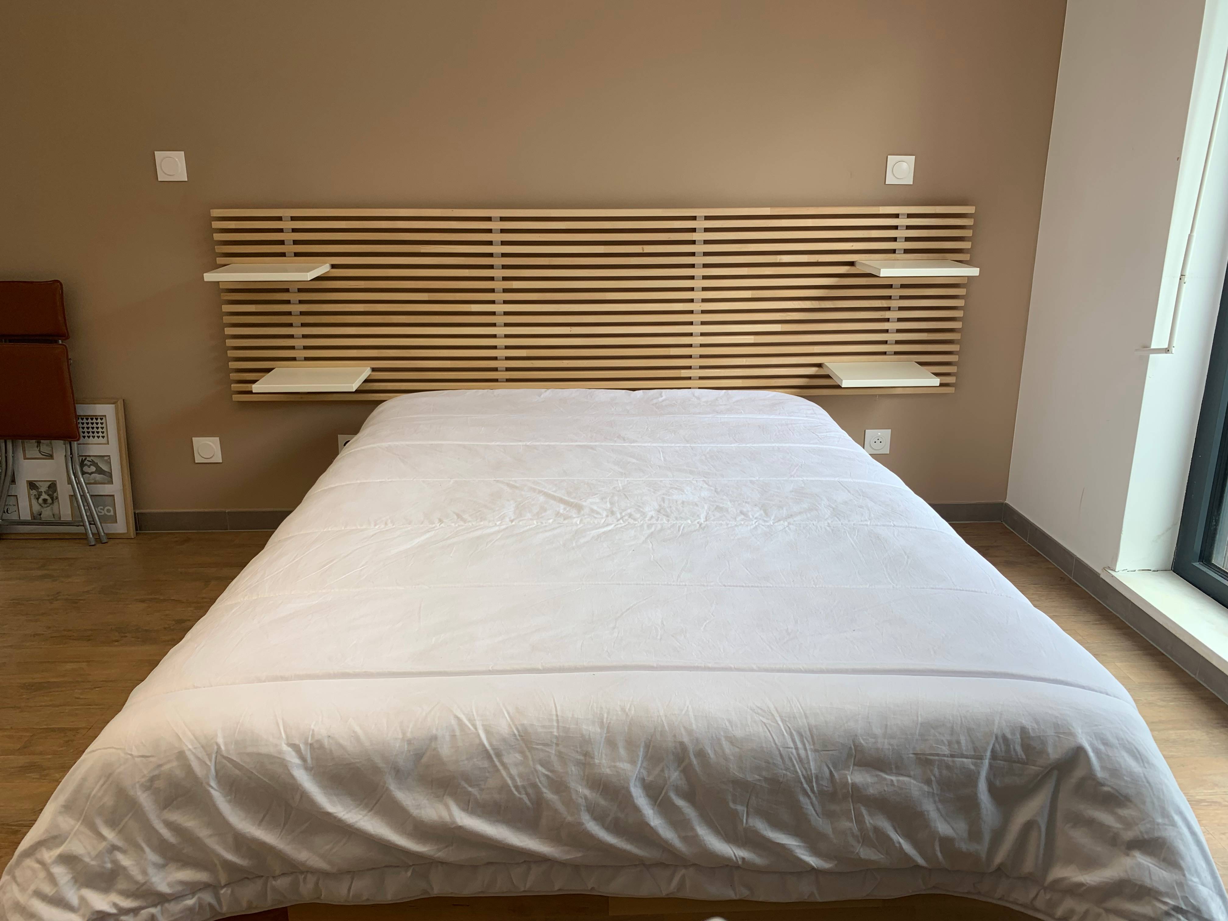 Ensemble lit, tête de lit et matelas IKEA modèle "MANDAL" sur Gens de Confiance