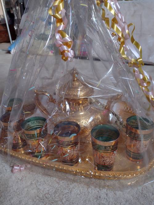 Ensemble oriental théière, tasses et plateau de service