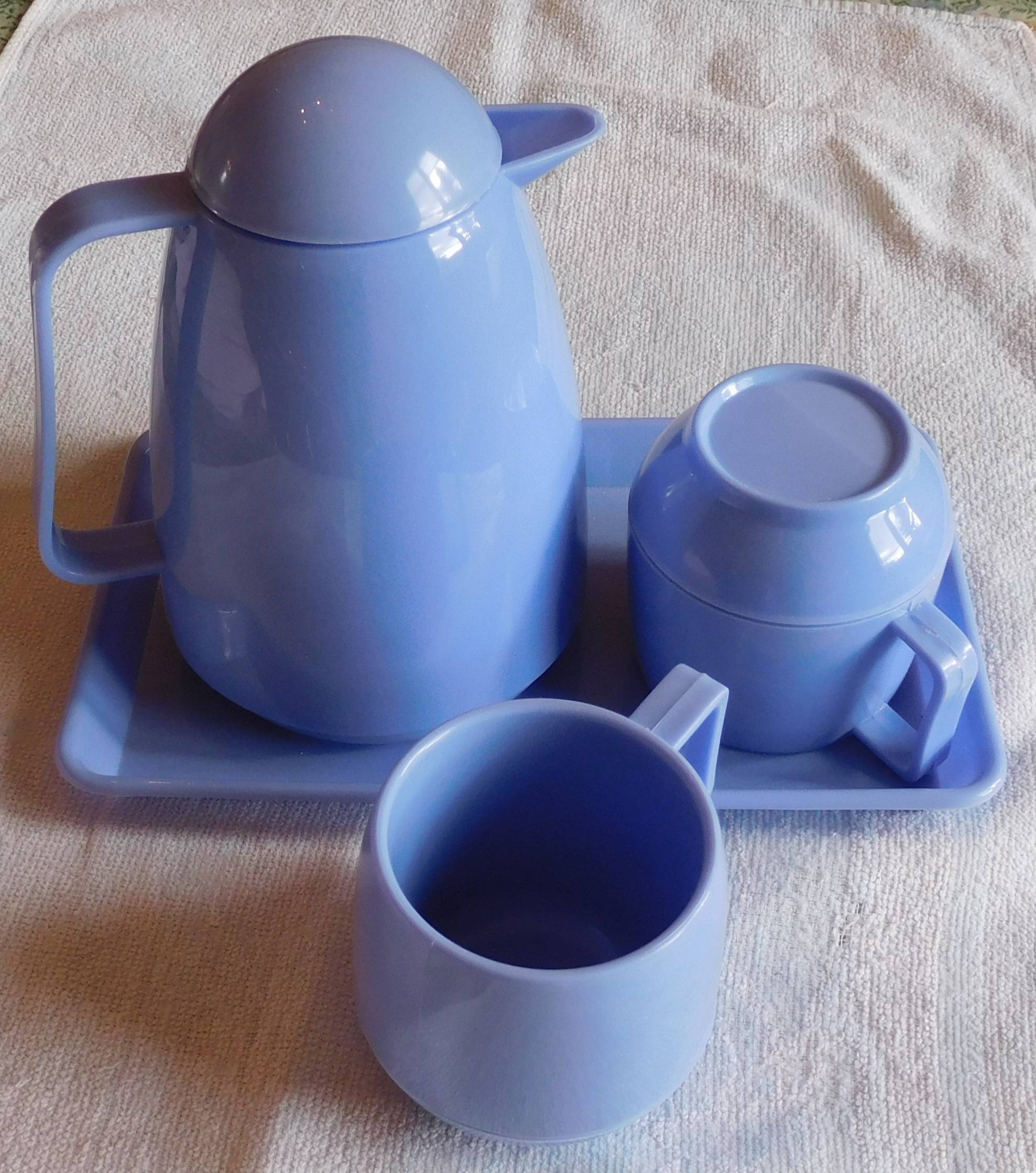 Ensemble plateau, cafetière, deux tasses