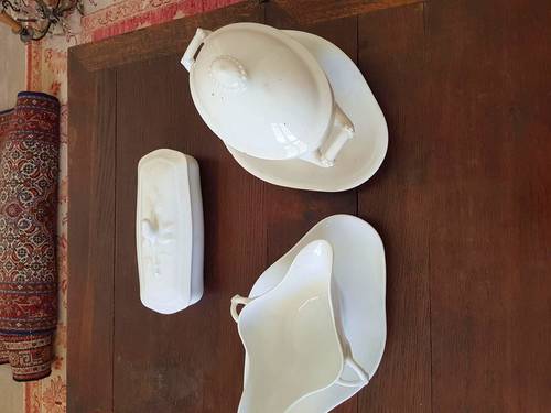 Ensemble de porcelaine blanche