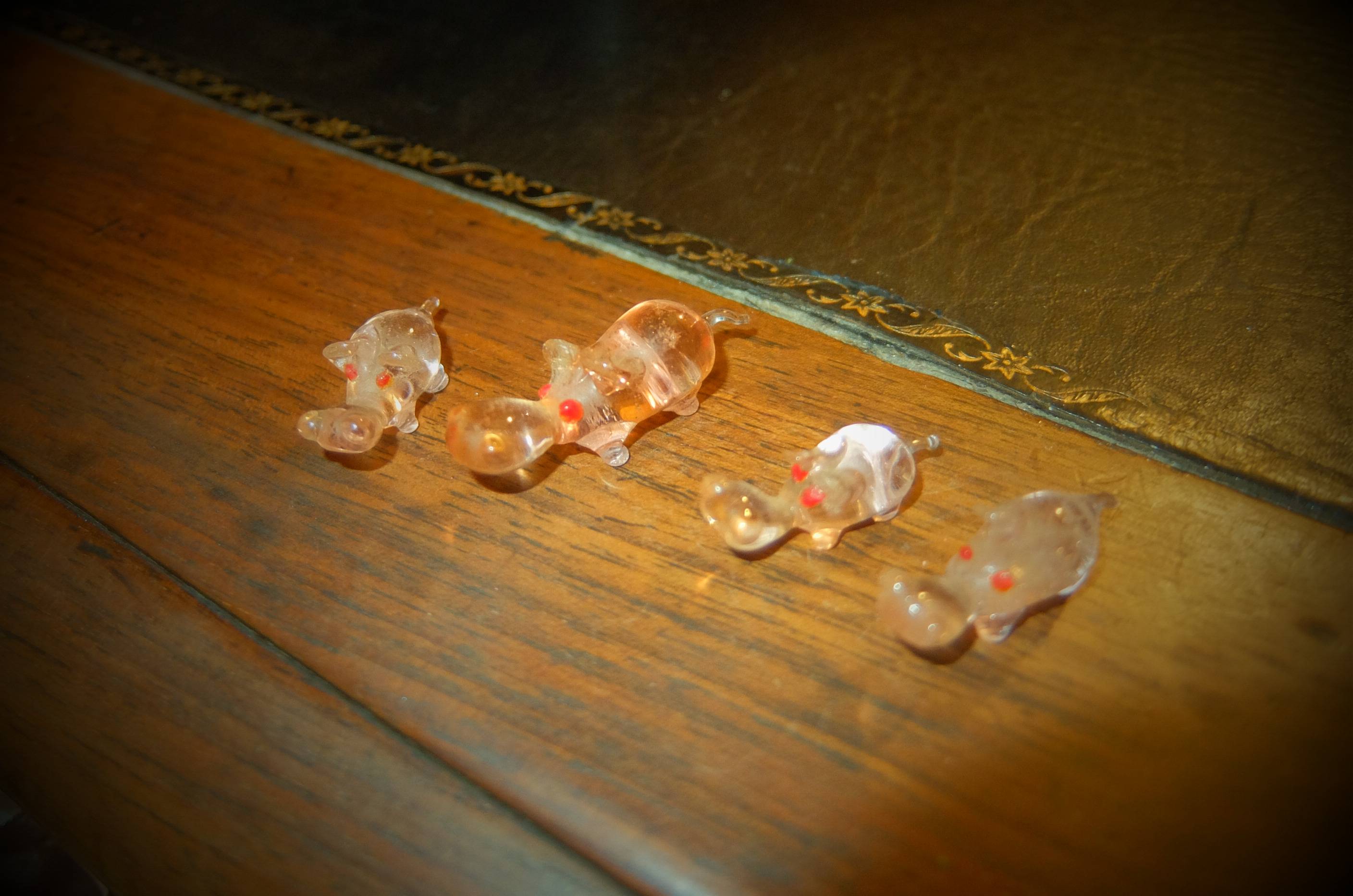 Ensemble de quatre hippopotames en verre de murano rose