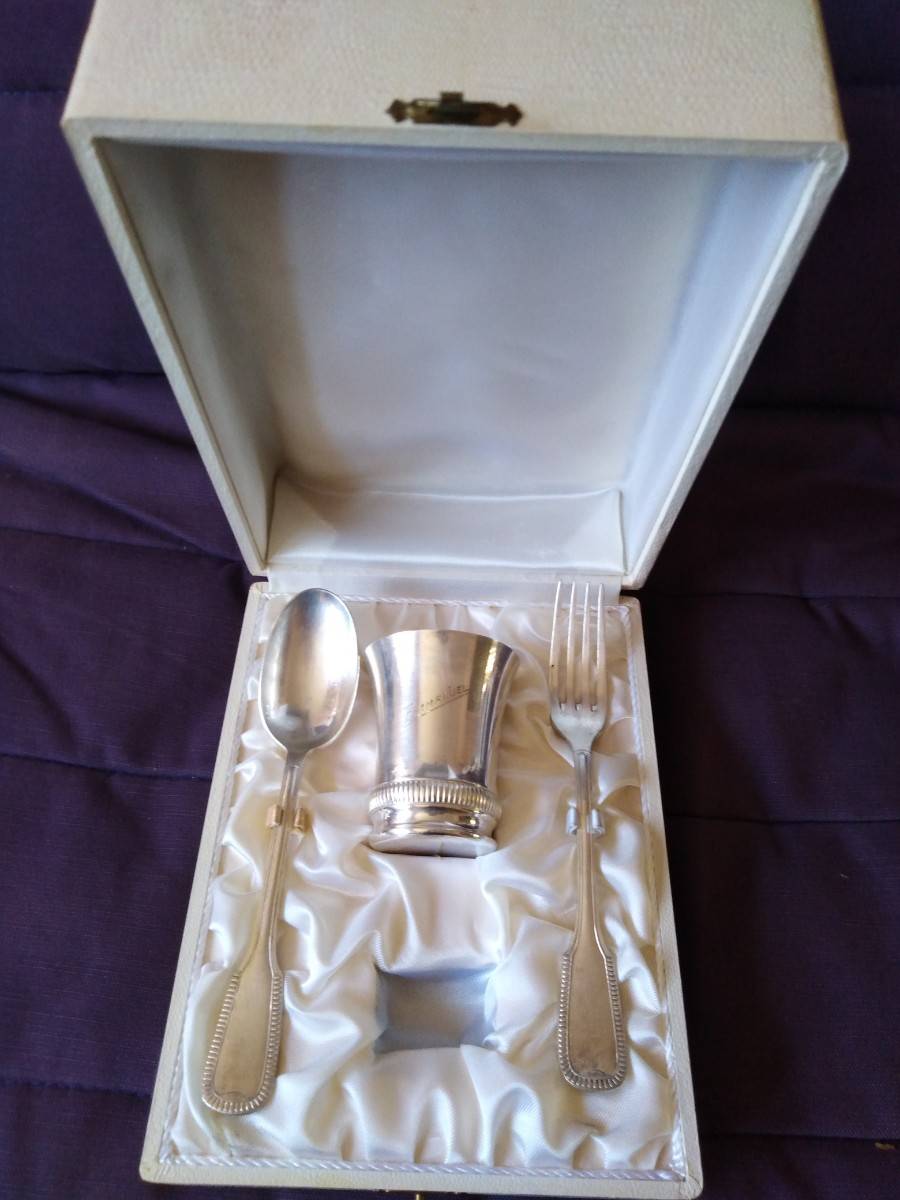Ensemble de timbale et couverts - fourchette, cuillère et rond de serviette en métal argenté