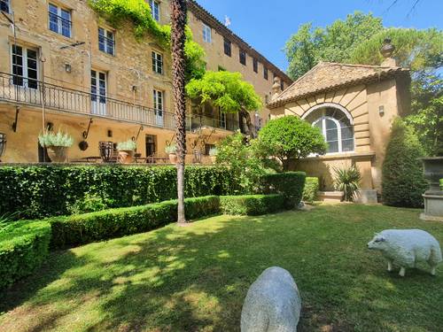 Vends à 20 minutes d’Aix-en-Provence (13), demeure 17ème dans son écrin de verdure - 9 chambres, 1000m²