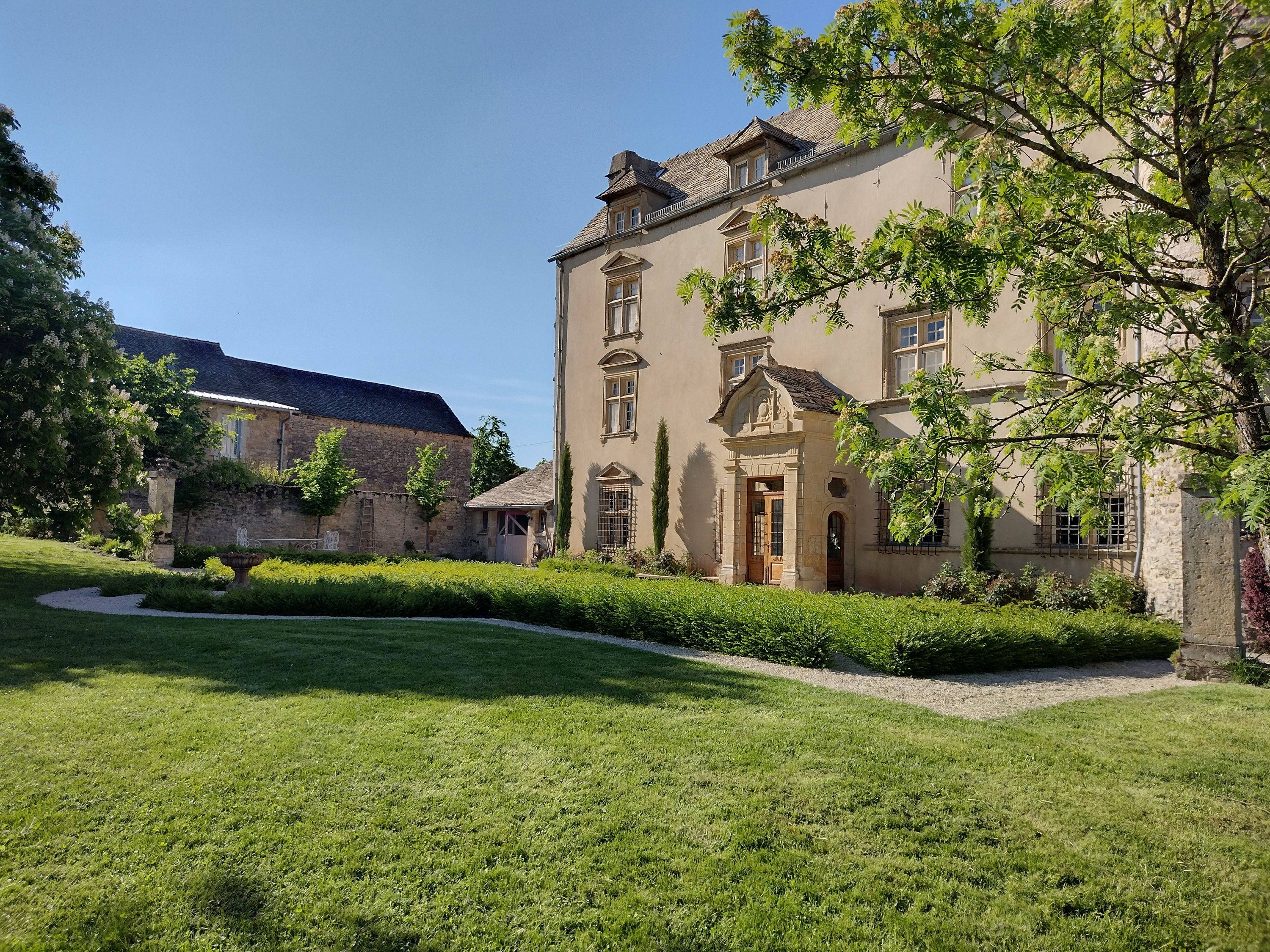 Loue château de village avec parc, animaux, jardin, piscine - 10 couchages