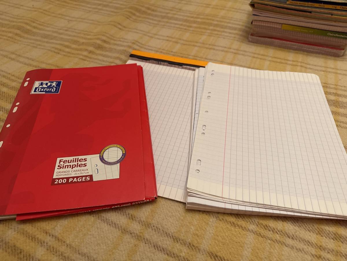 Environ 500 feuilles simples A4 perforées grands carreaux