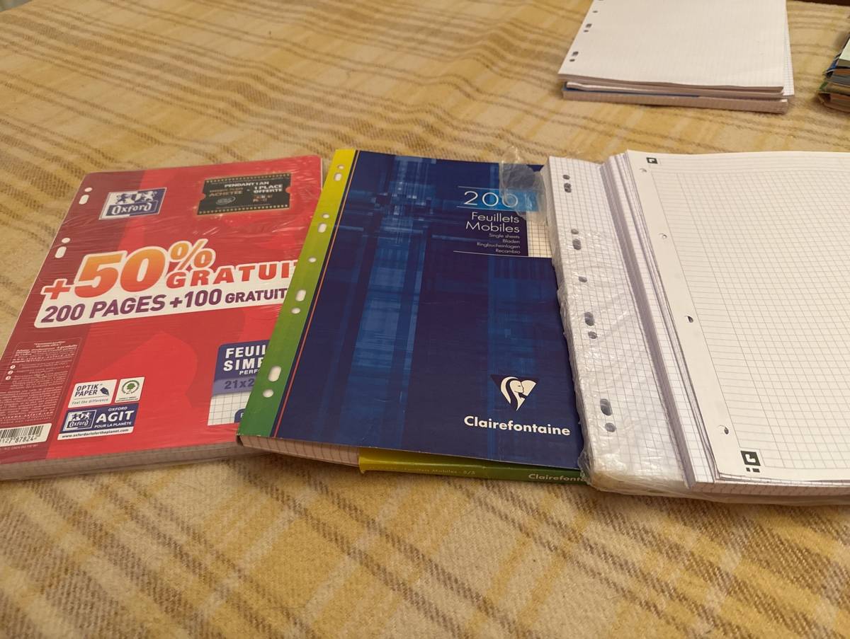 Vends 1000 feuilles simples perforées petits carreaux