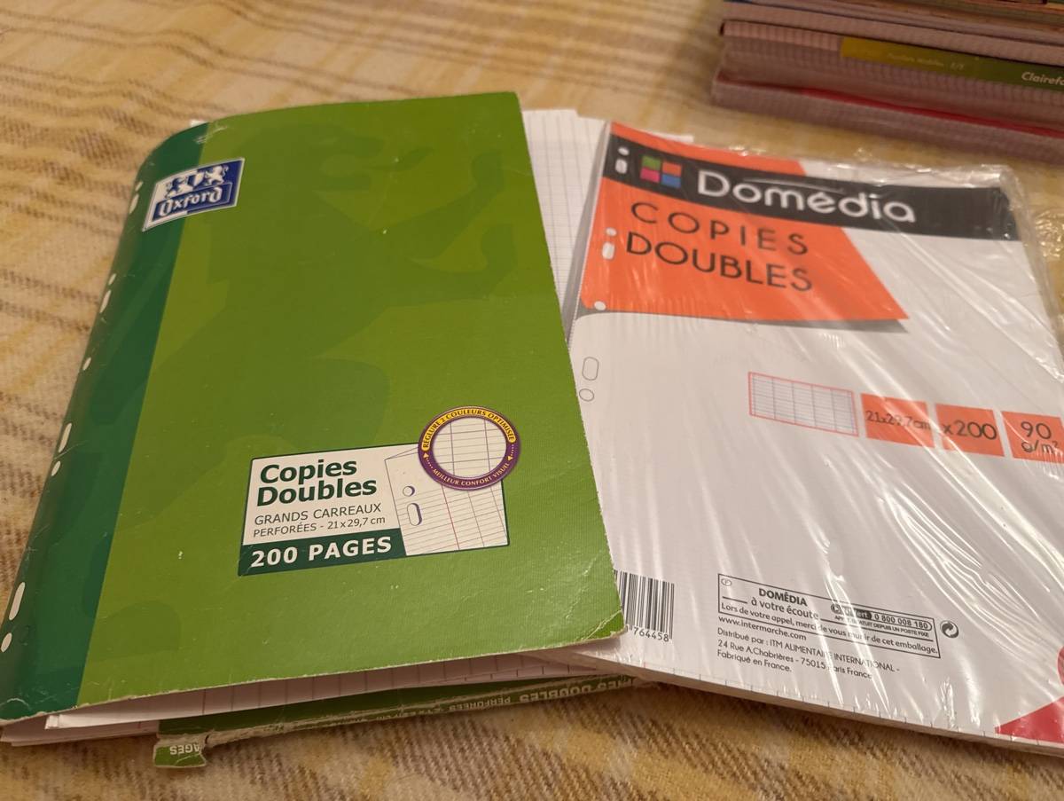 Environ 600 copies doubles A4 perforées grands carreaux