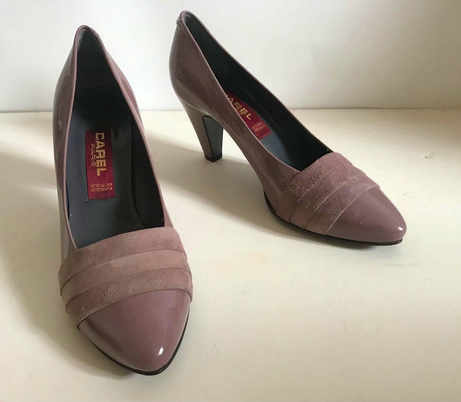 Escarpins Carel 37.5 cuir vernis mauve, neufs
