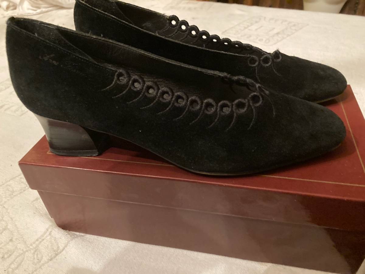 Escarpins en daim noir, P 38