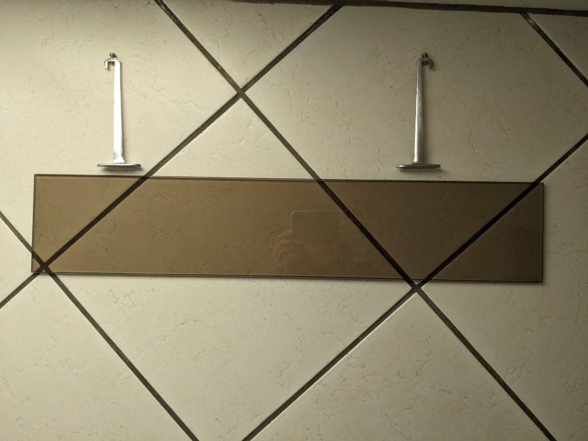 Étagère en verre fumé avec ses 2 supports