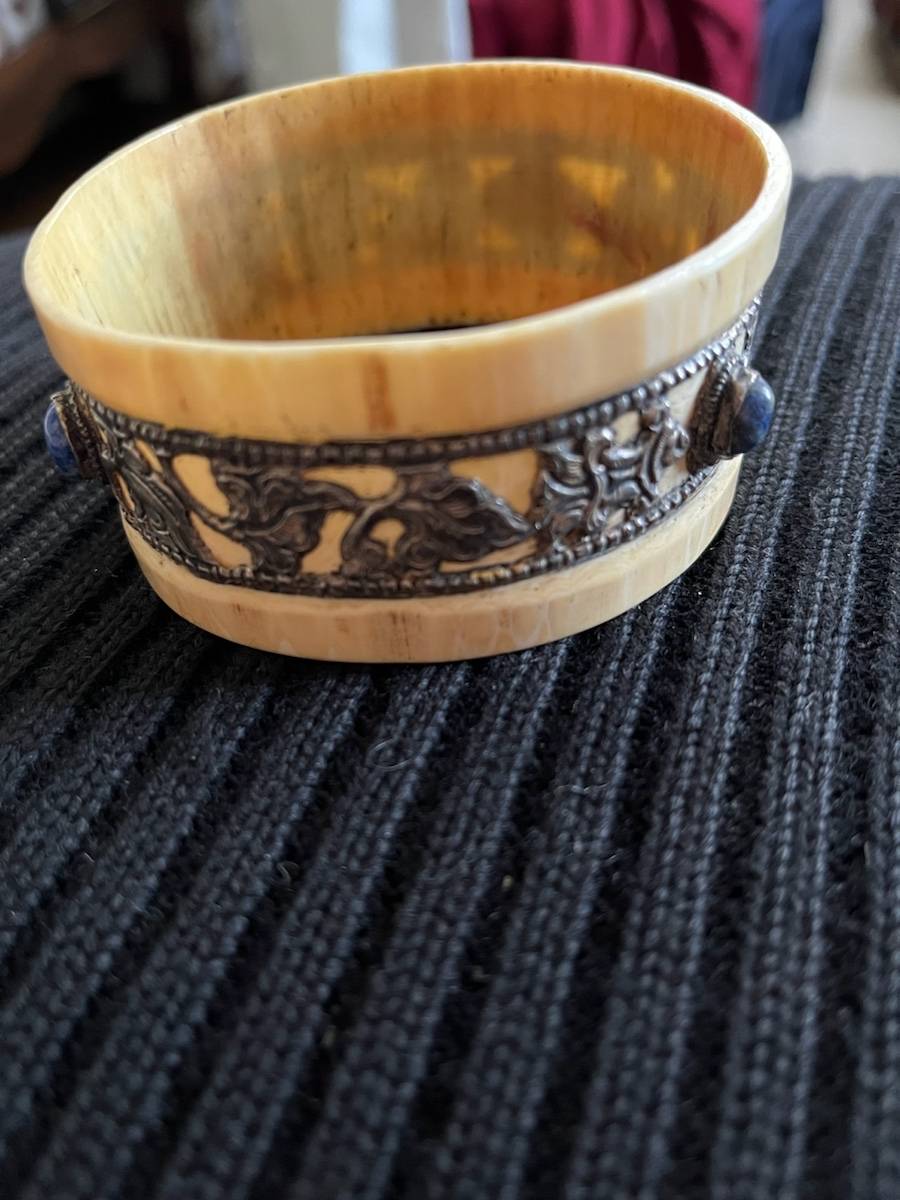 Exceptionnel bracelet 19ème incruste d’une dentelle d’argent massif avec 2 perles de lapis lazuli