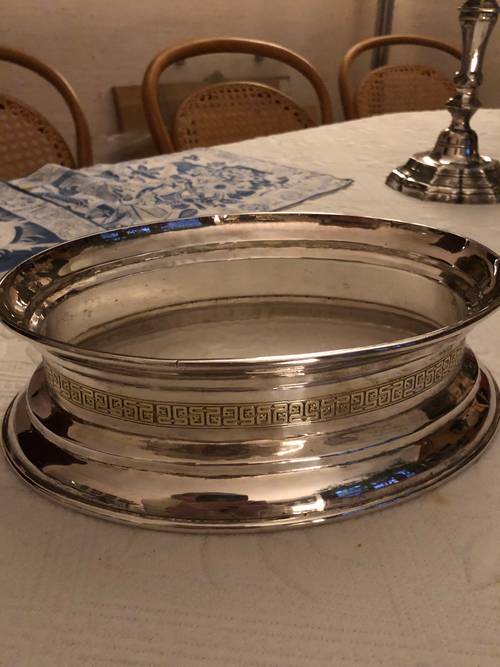 Rare et exceptionnel repose plat chinois en métal argente fabriqué pour le Palace Penninsula Hong Kong