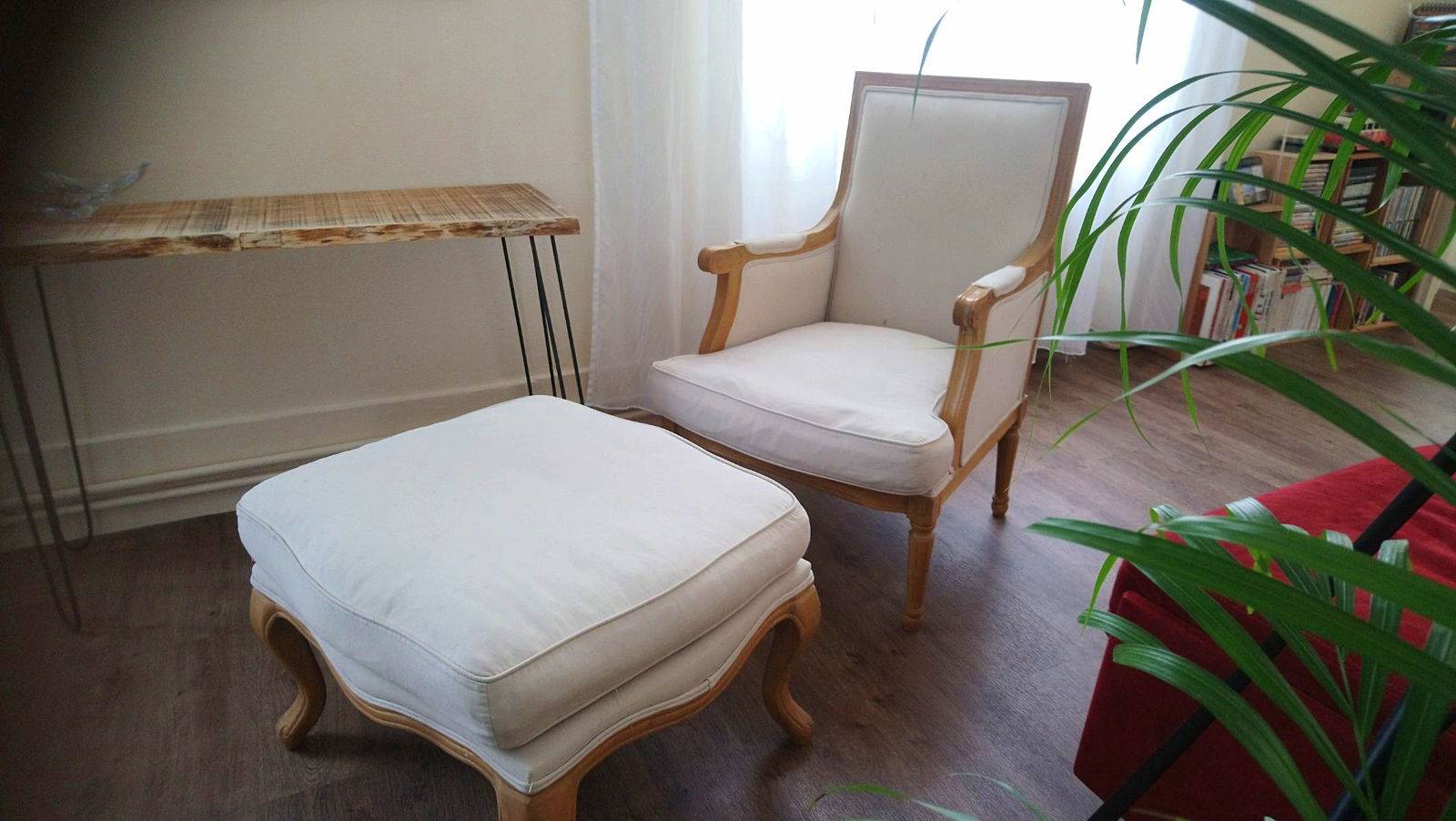 Fauteuil en lin ivoire Maison du monde et son repose-pieds sur Gens de