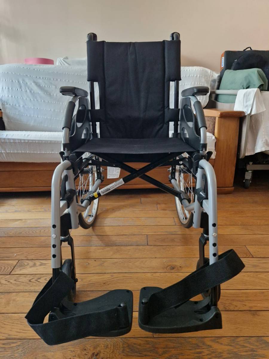 Vends fauteuil roulant pliant état neuf