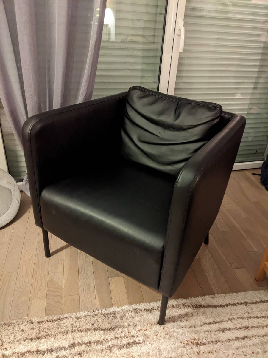Fauteuil simili cuir Ikea modèle Ekero sur Gens de Confiance