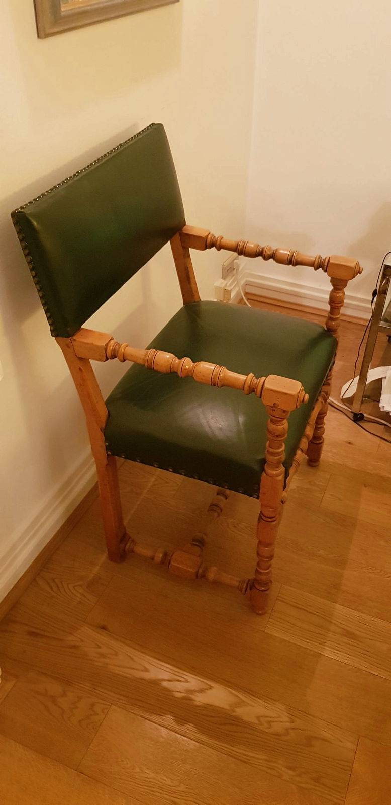 Fauteuil style Louis XIII entierement refait