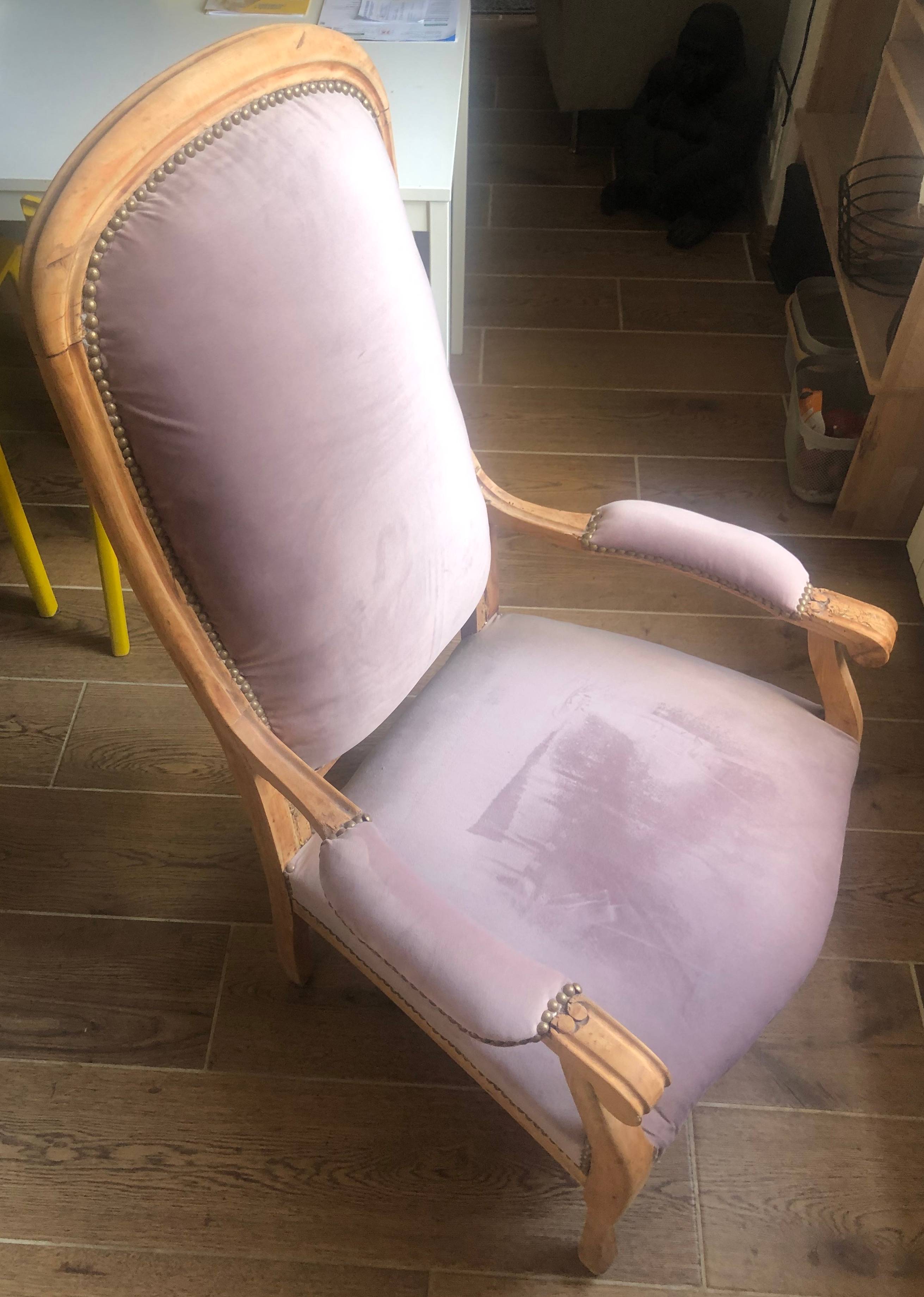 Fauteuil "Voltaire" (relooké) - Tissu velours rose poudré et clou doré ...