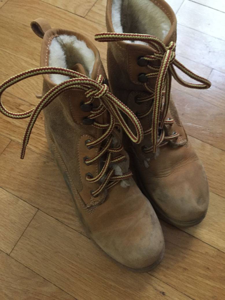 Boots fourrées type timberland taille 33