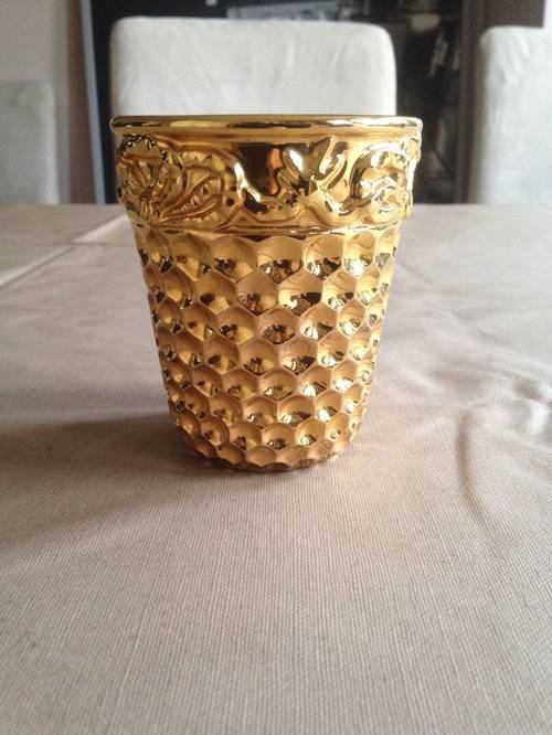 Je vends un gobelet dé de couture doré