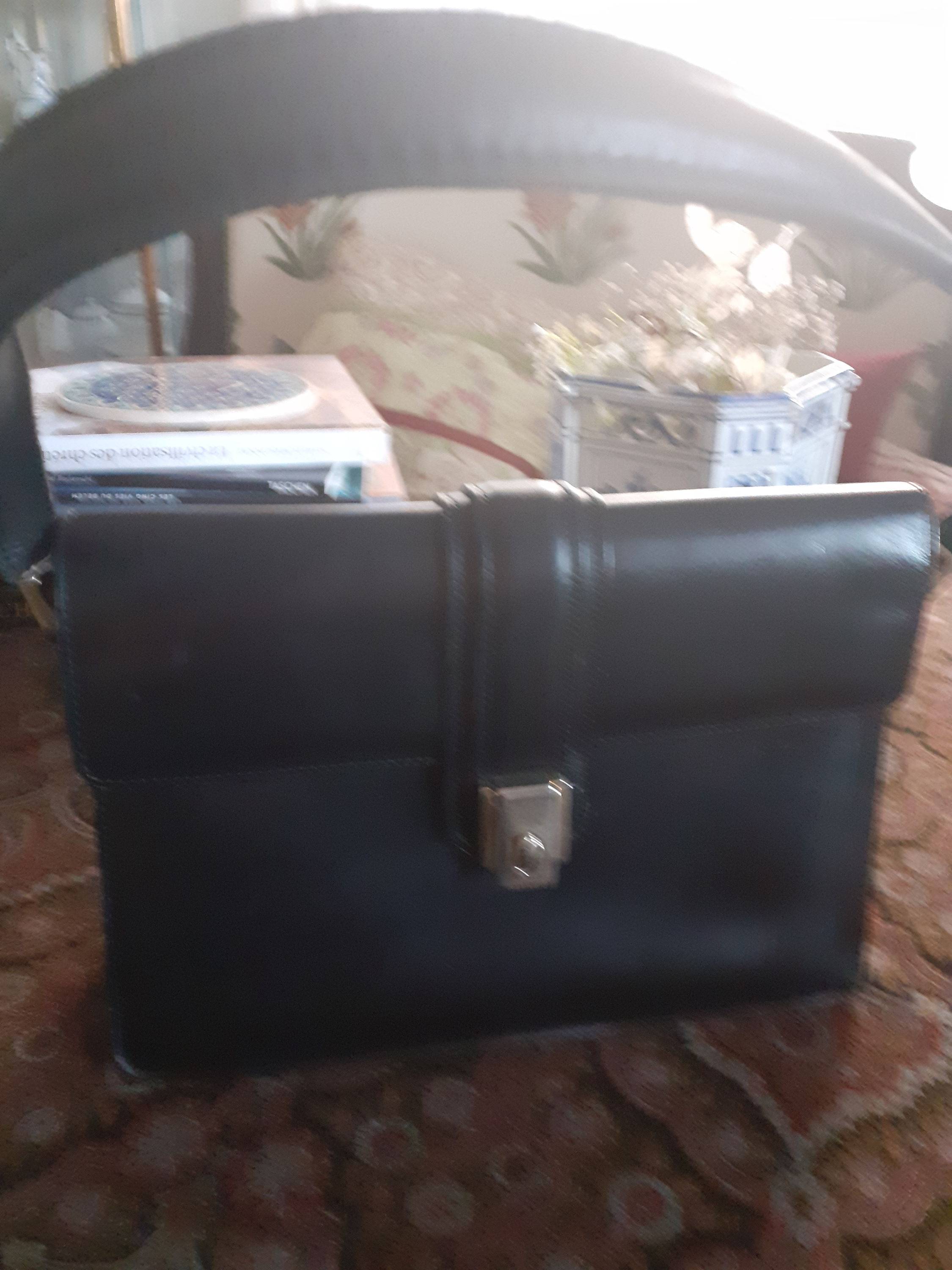 Vends sac en cuir noir femme (box calf) ville classique