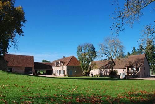 Loue 2 fermes du Château de Beauregard avec piscine tennis chapelle - 20 couchages - Ozolles (71)
