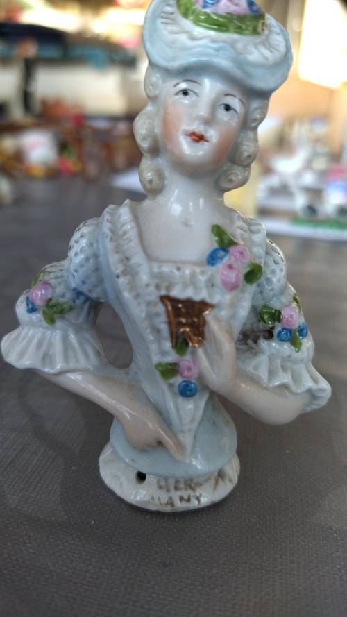 Demi figurine marquise