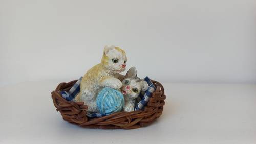Figurine petits chats dans un panier d’osier