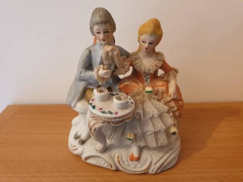 Figurines couple buvant le thé porcelaine dentelle de Dresde