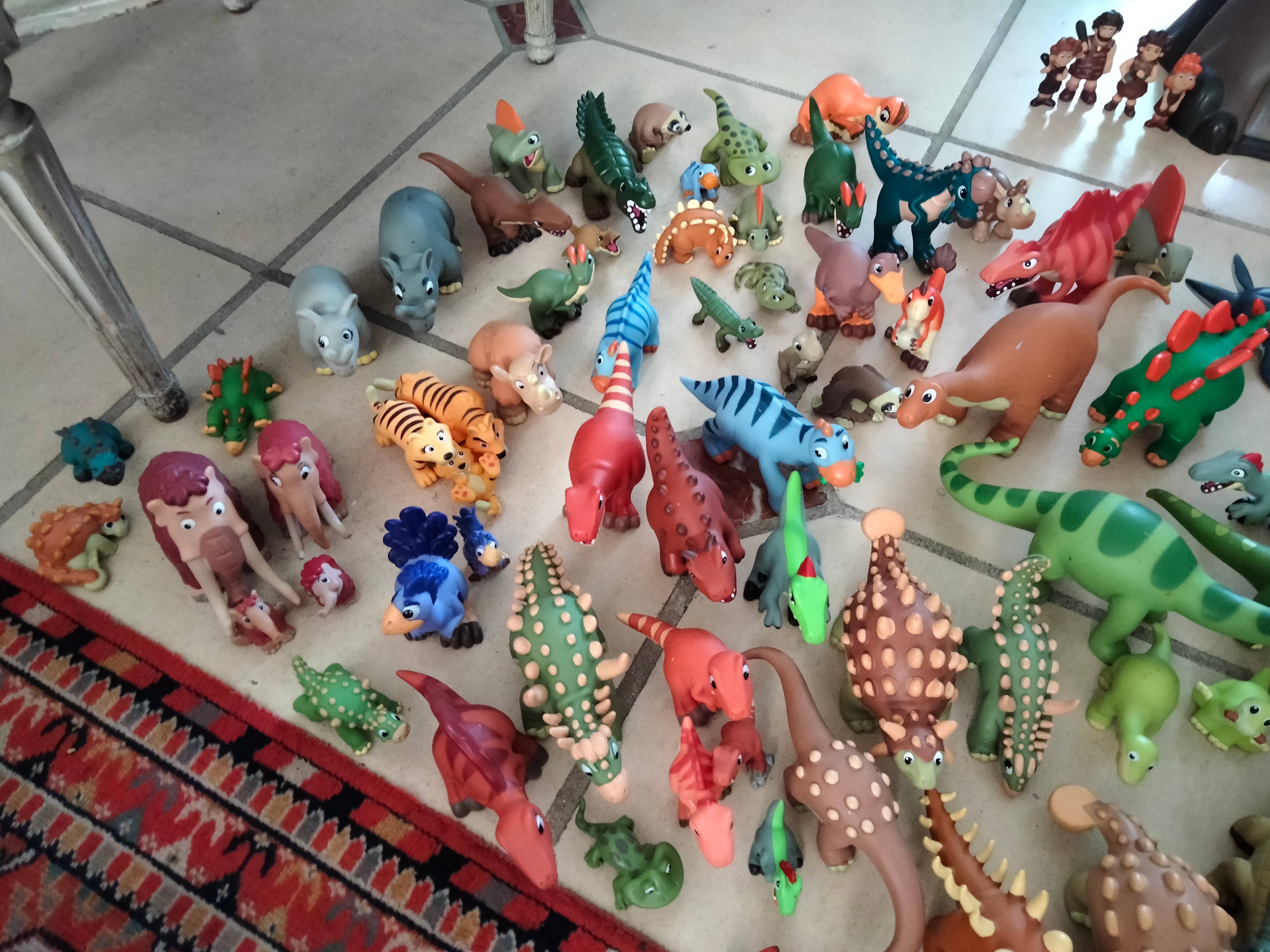 Figurines et livres dinosaures