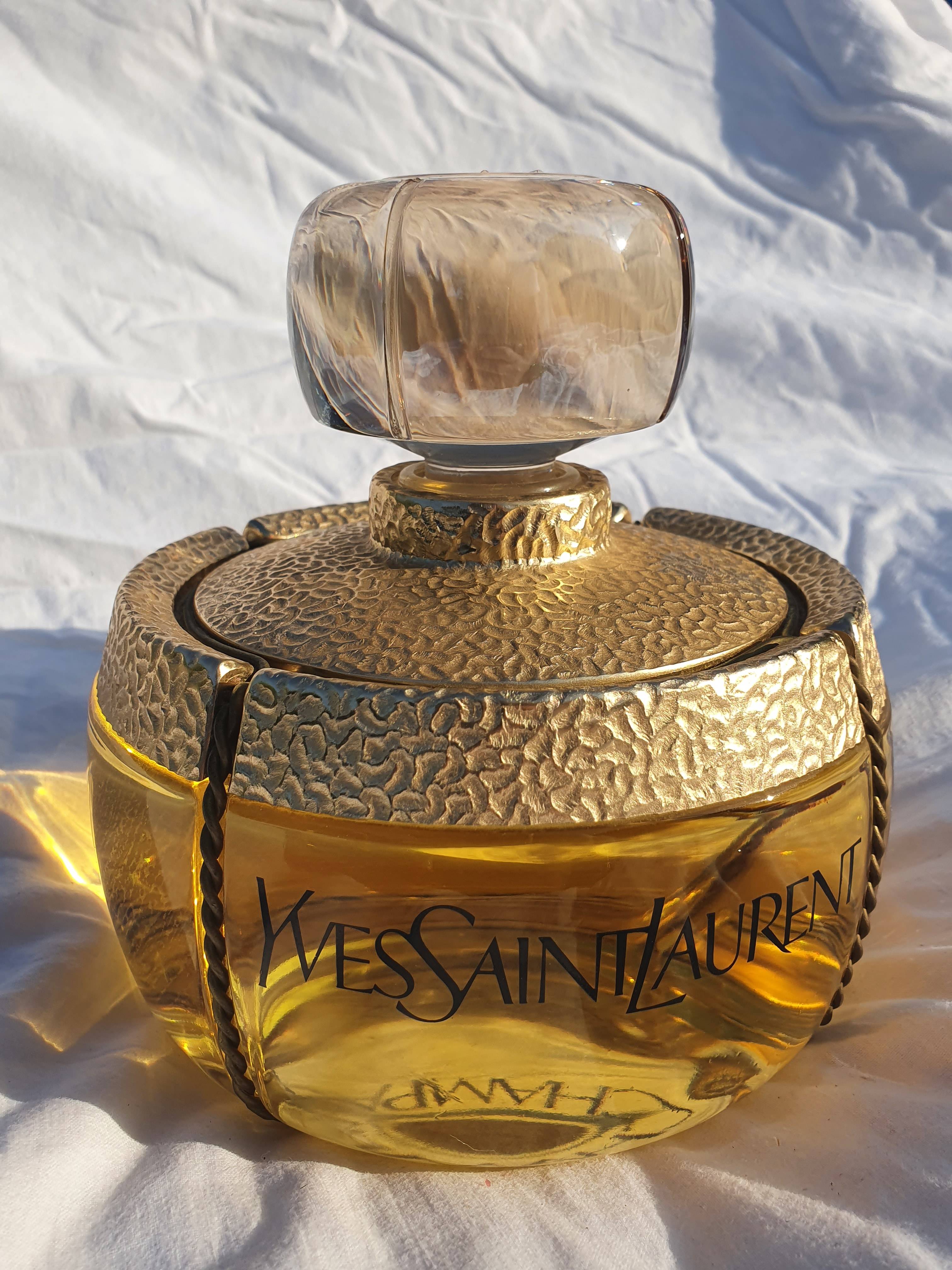 Flacon de Parfum Géant Factice Champagne de Yves Saint Laurent on Gens ...