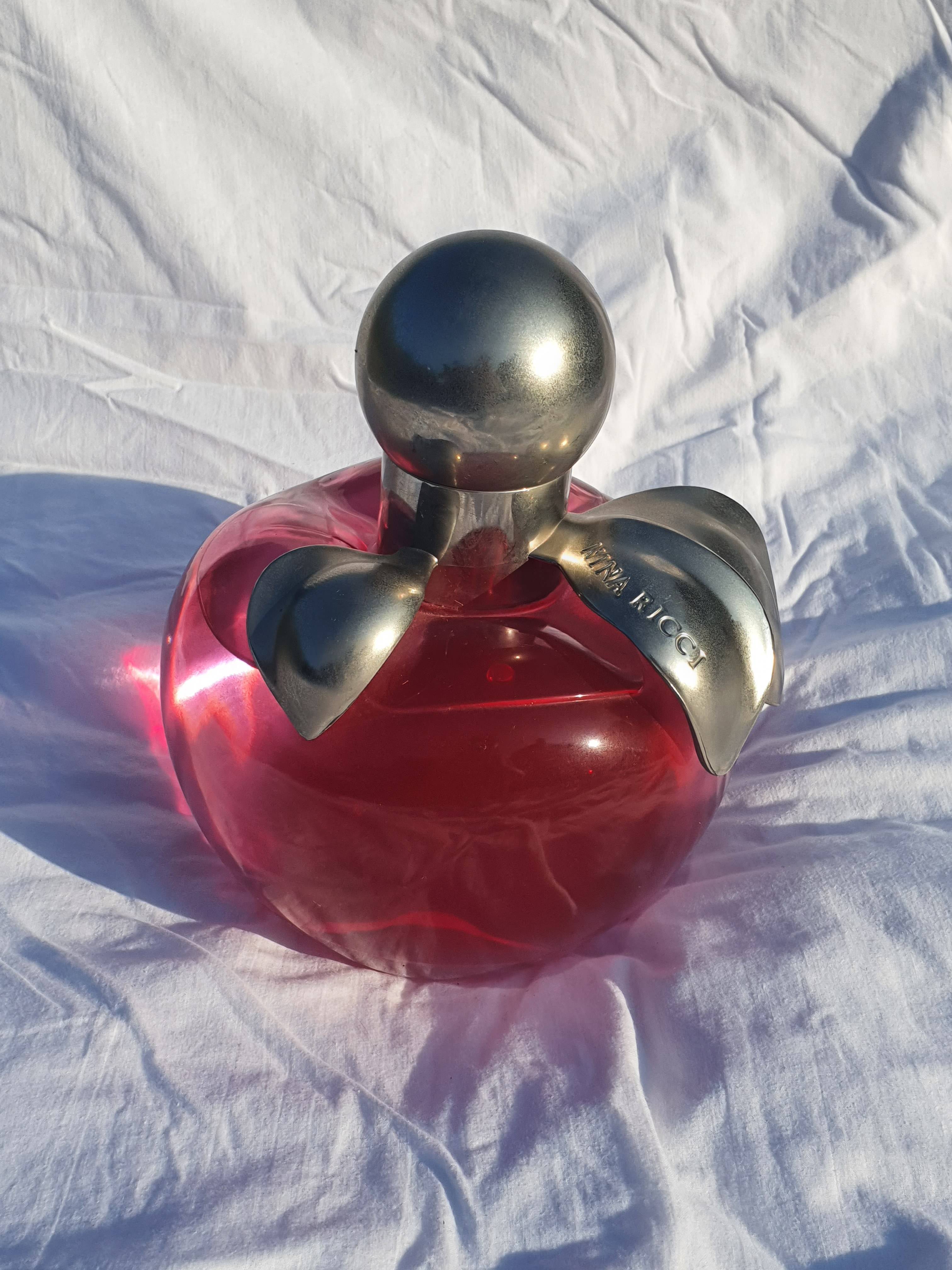 Flacon de Parfum Géant Factice La Pomme de Nina Ricci on Gens de Confiance