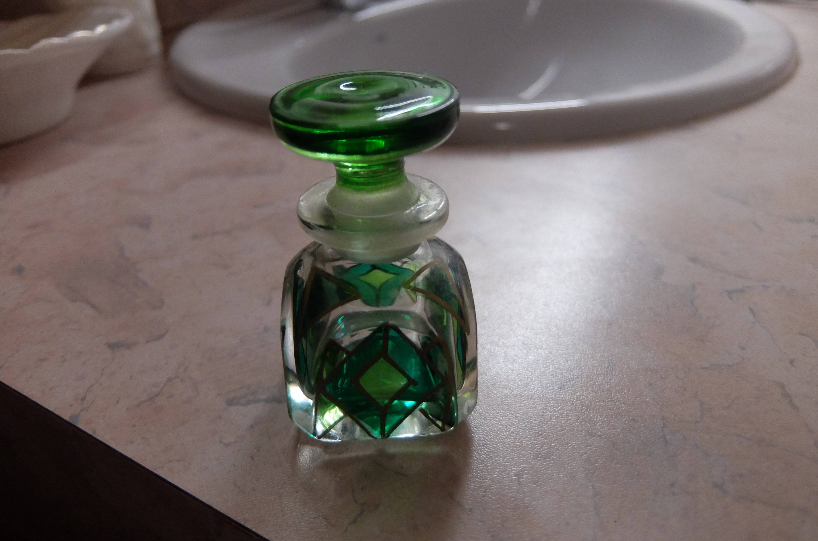 Joli flacon de parfum en verre