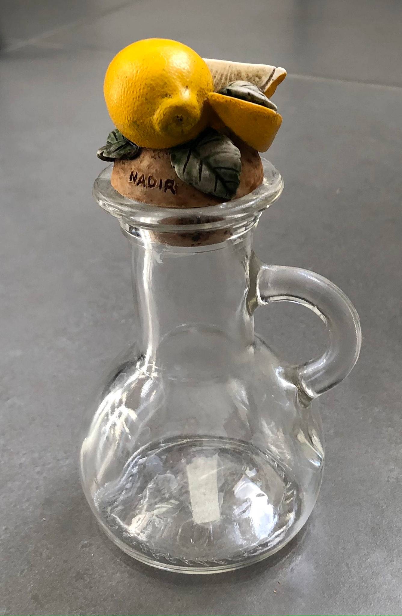 Flacon en verre avec bouchon décoratif