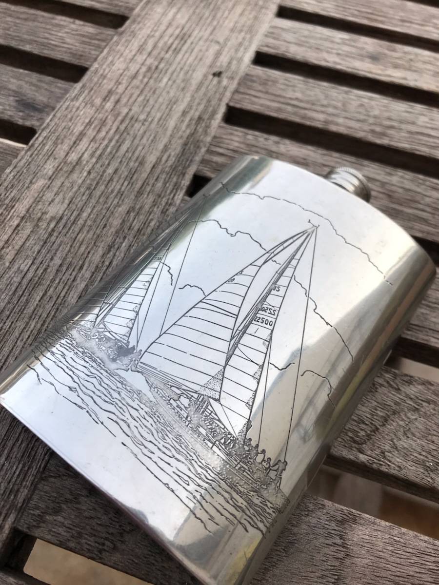 Flasque vintage thème de la compétition à voile