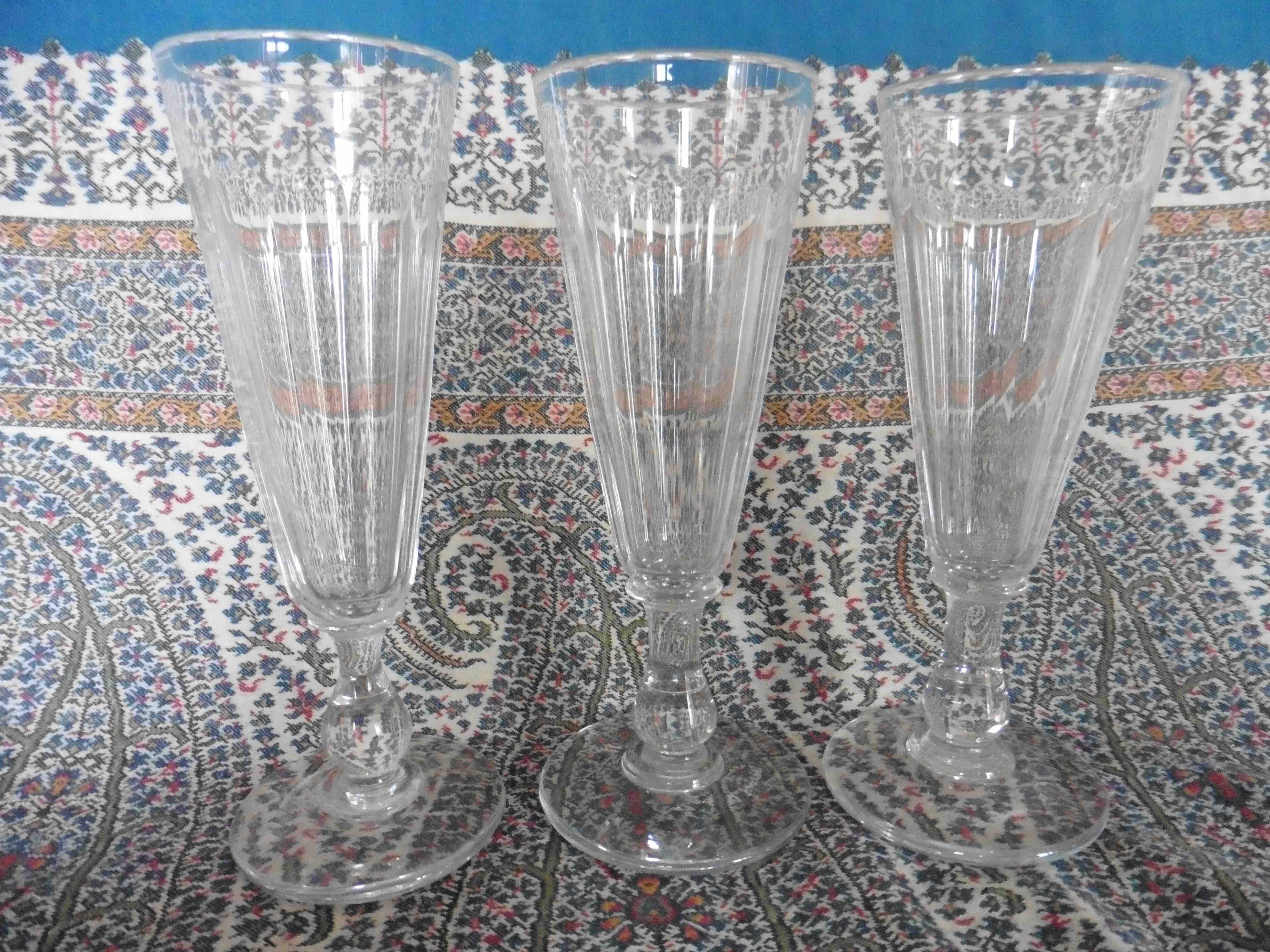 Flutes a champagne anciennes en cristal sur Gens de Confiance