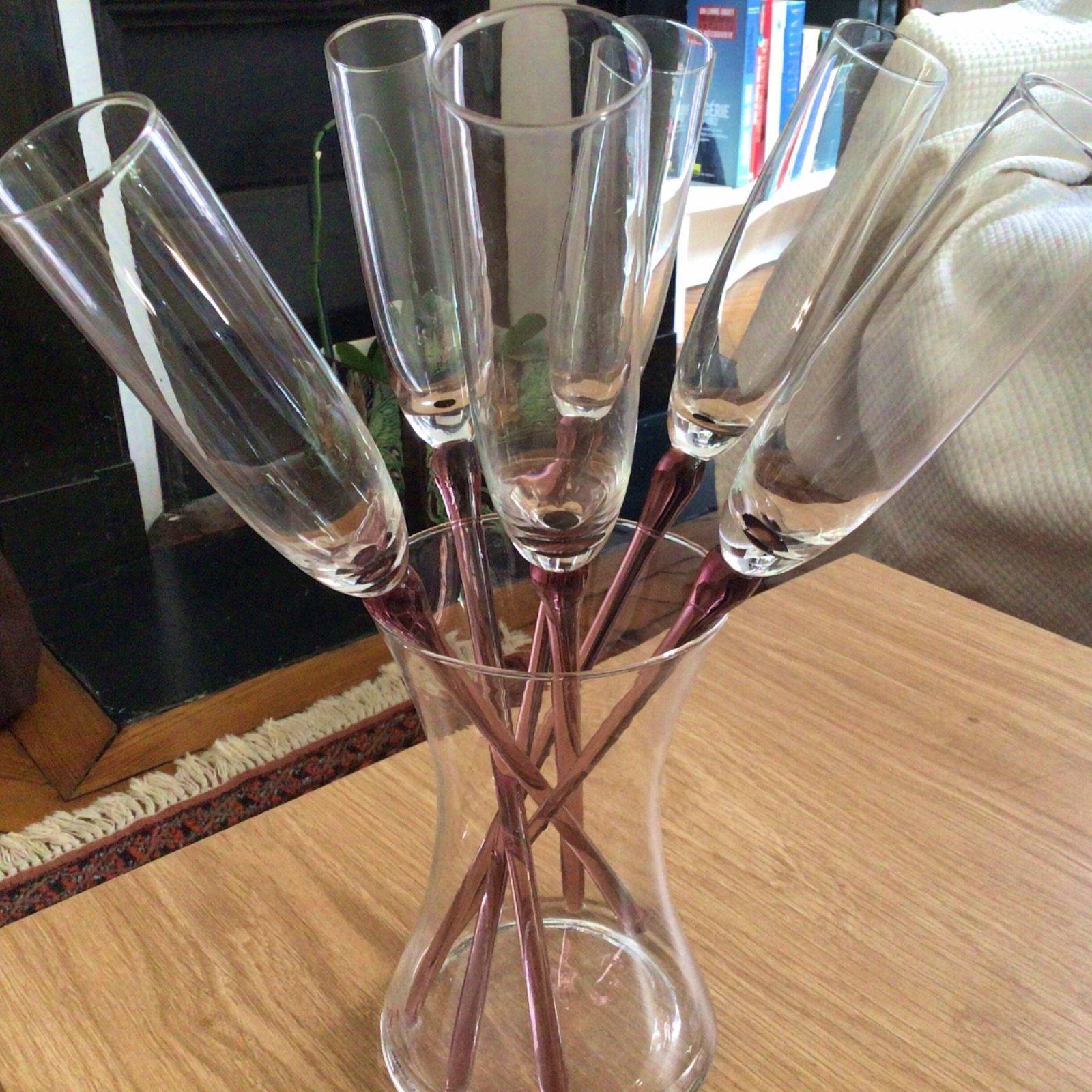 6 flûtes à champagne originales dans un vase TBE