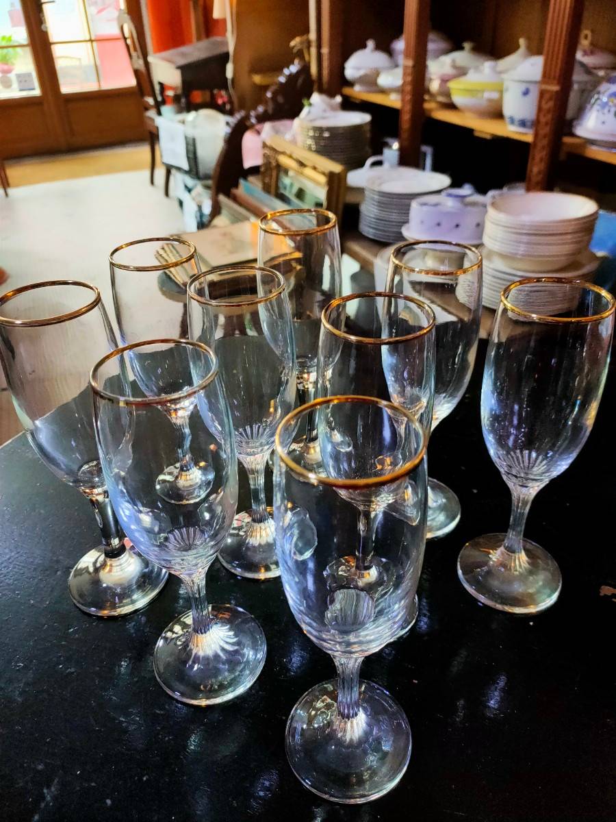 Vends 9 flûtes à champagne en verre avec liseré doré sur Gens de Confiance