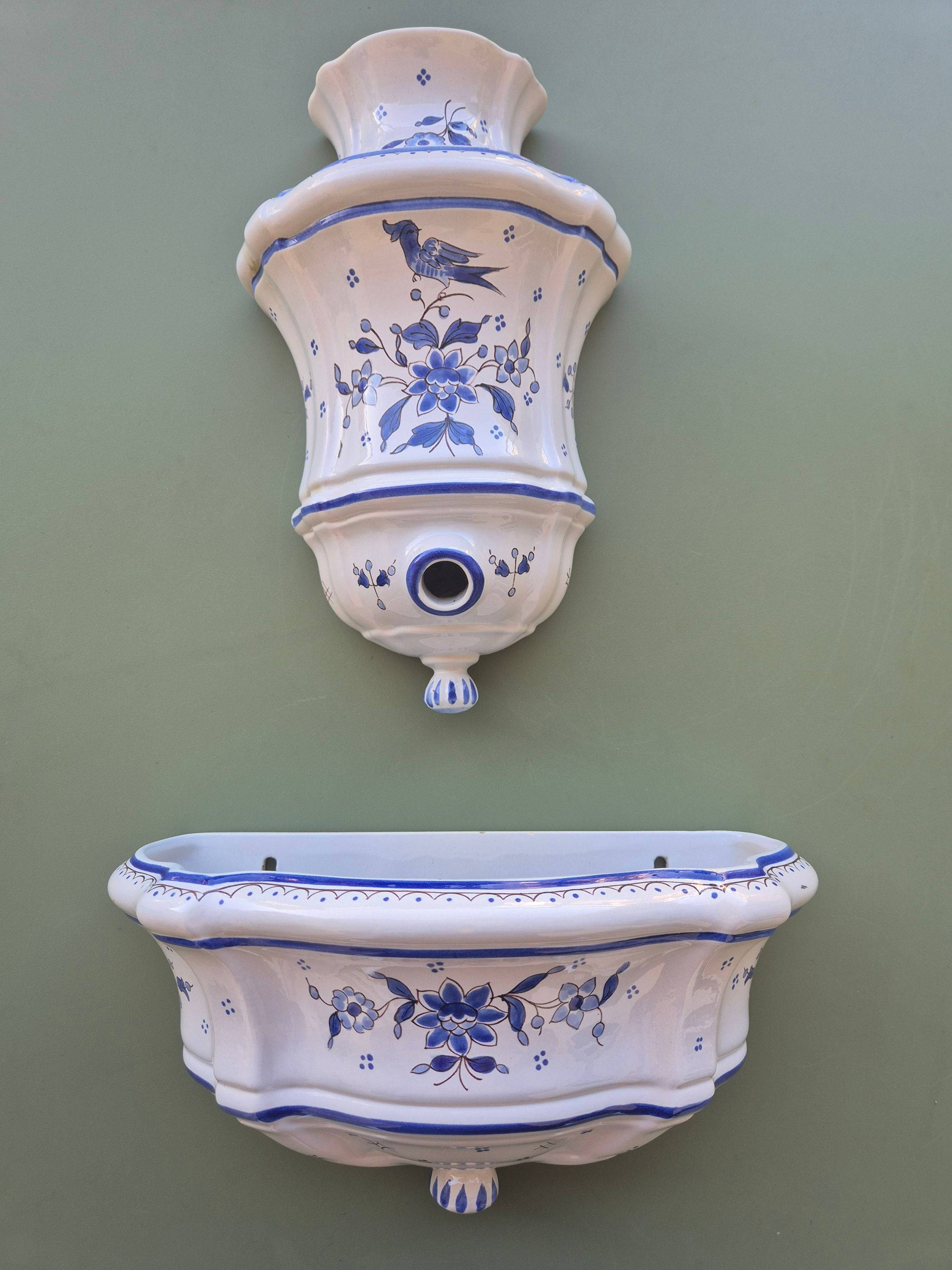 Fontaine à eau en faïence - décor bleu et blanc style Moustiers– Bon état – Objet déco vintage