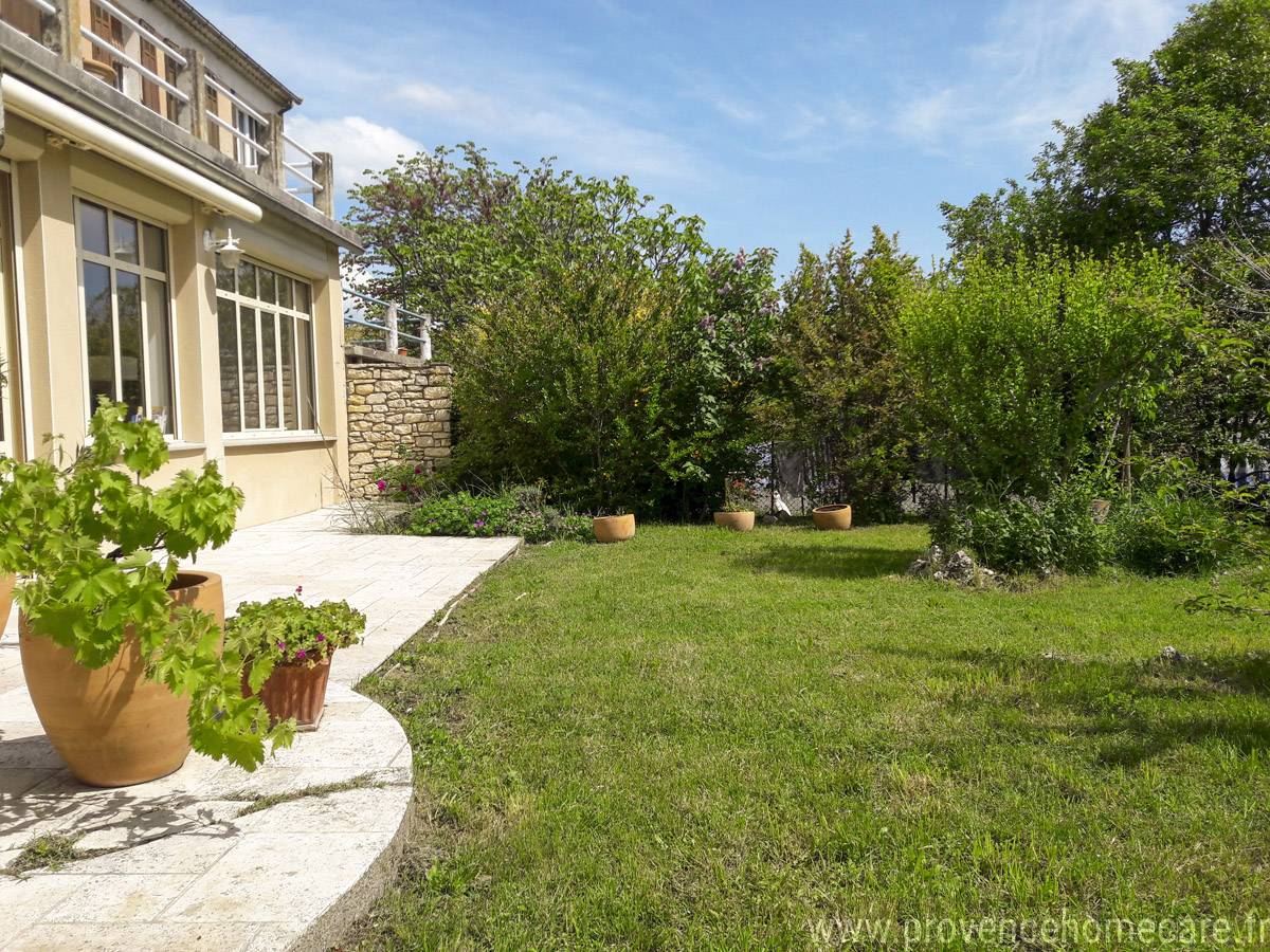 Loue Le Fontauris, appartement de vacances en Provence, 4 couchages, jardin ensoleillé