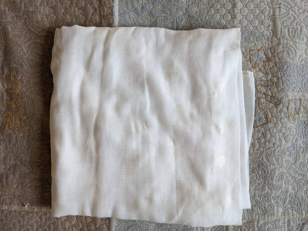 Foulard blanc motifs dorés ananas