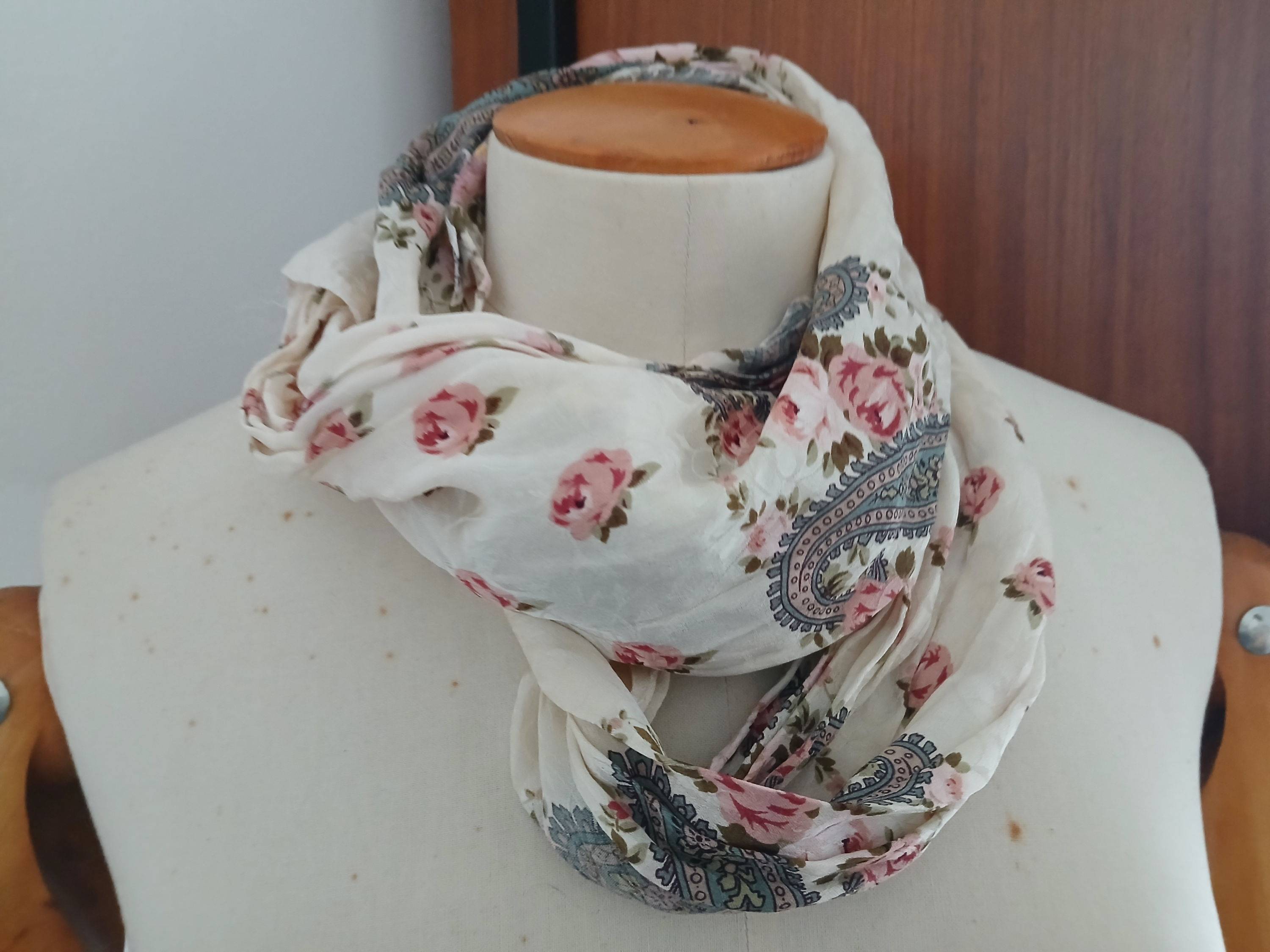 Foulard soie Club 7 Echo imprimé boutons de roses