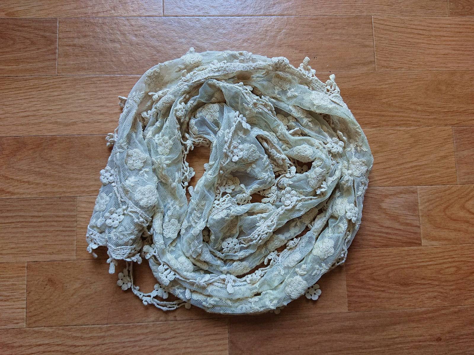 Foulard léger beige dentelle fleurs