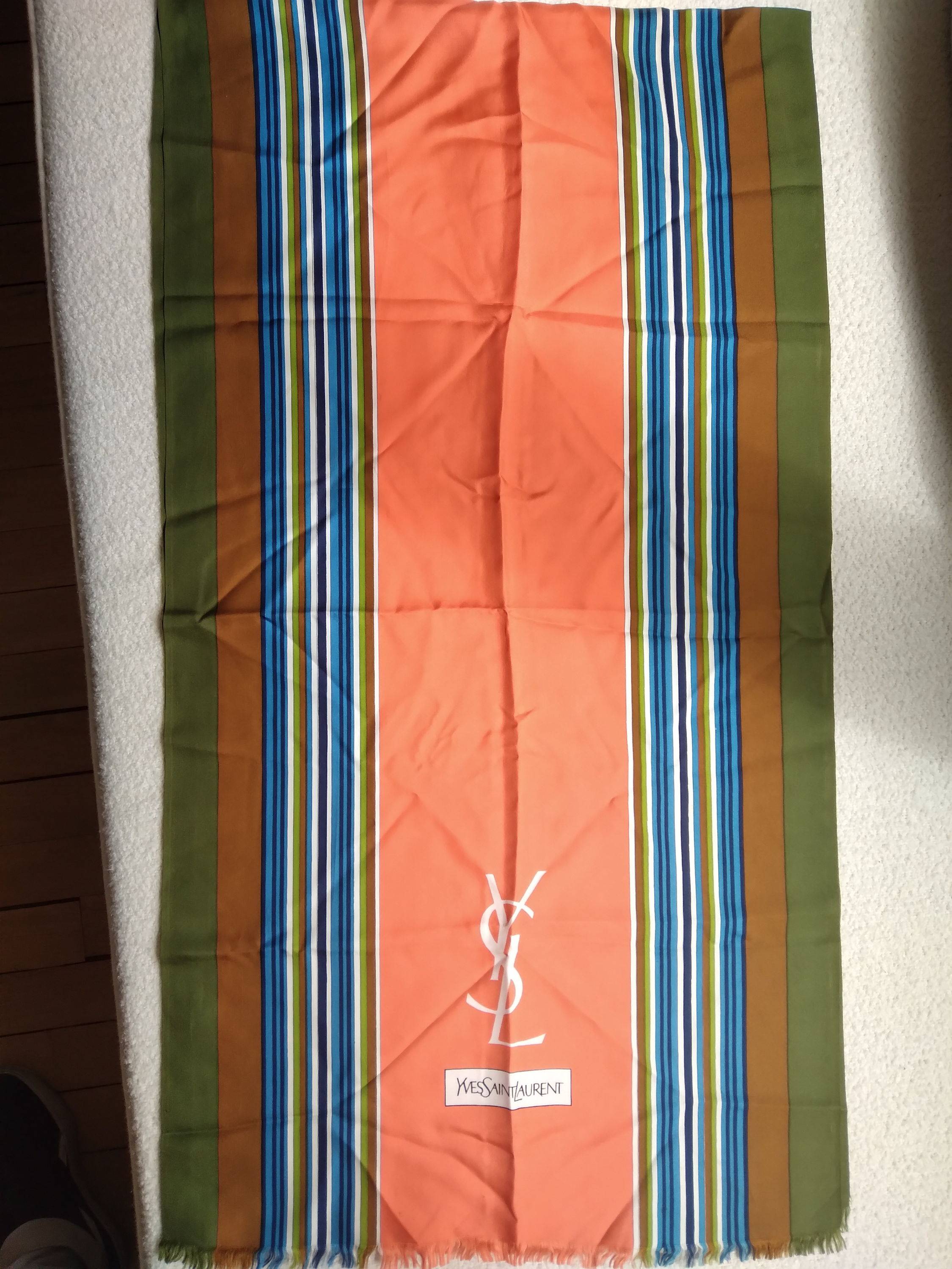 Vends foulard en soie Yves Saint Laurent