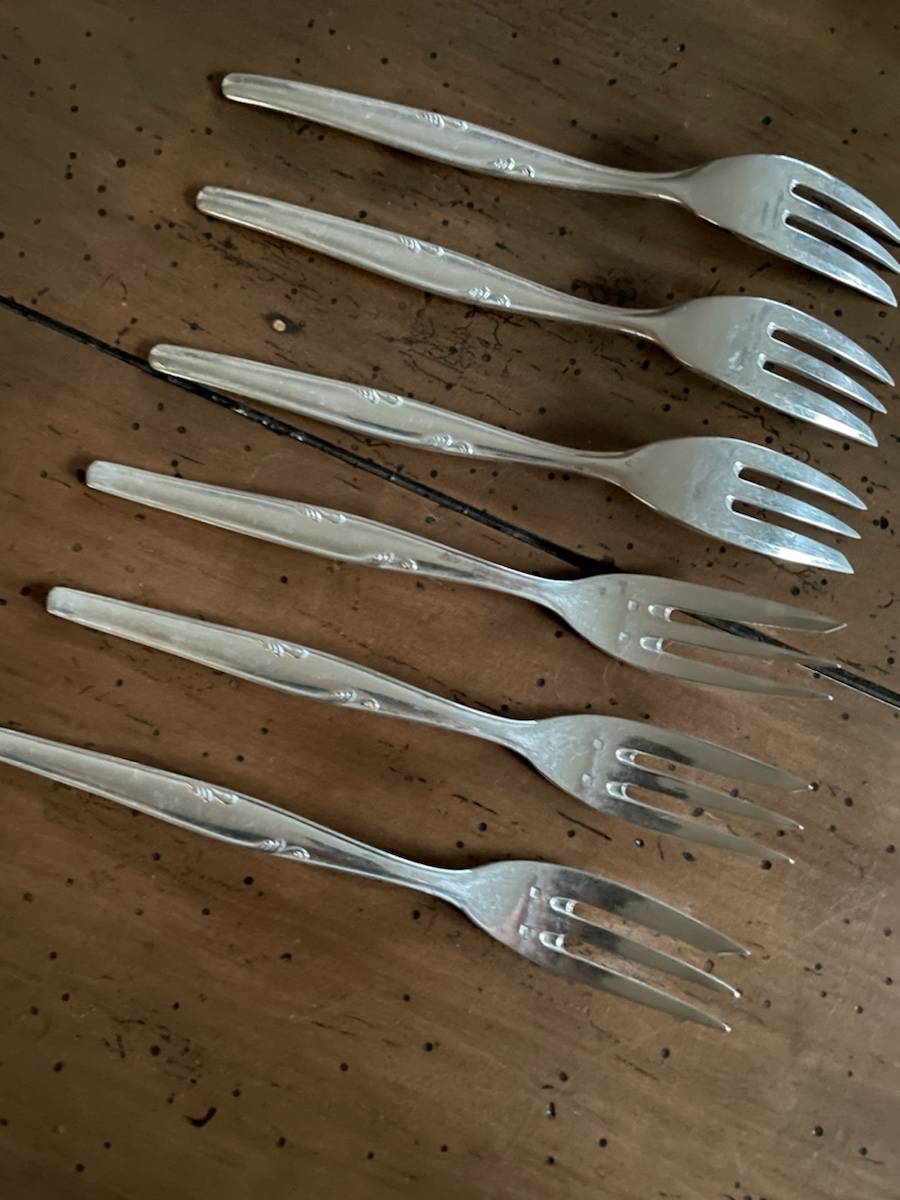 6 fourchettes à dessert en métal argente