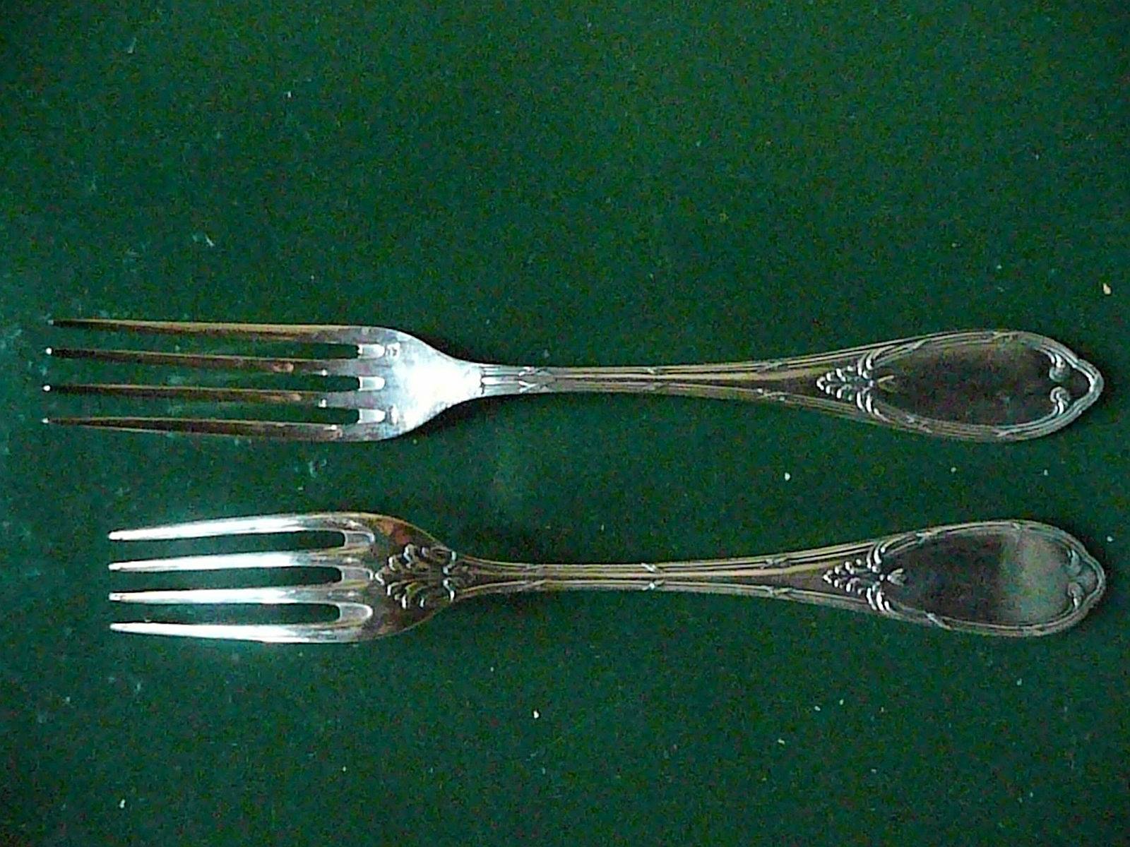 12 fourchettes de table en métal argenté