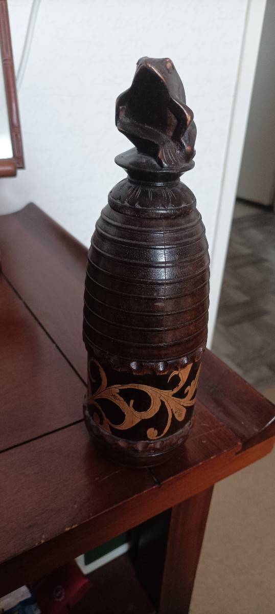 Urne funéraire ancienne en bois